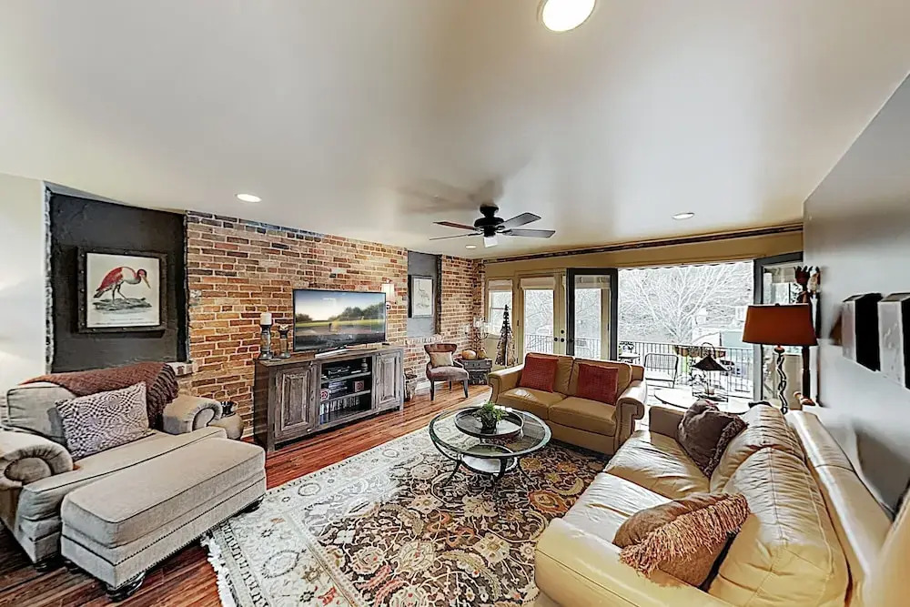 Remodeled All-suite Downtown Loft W/ Balcony 2 Bedroom Condo
