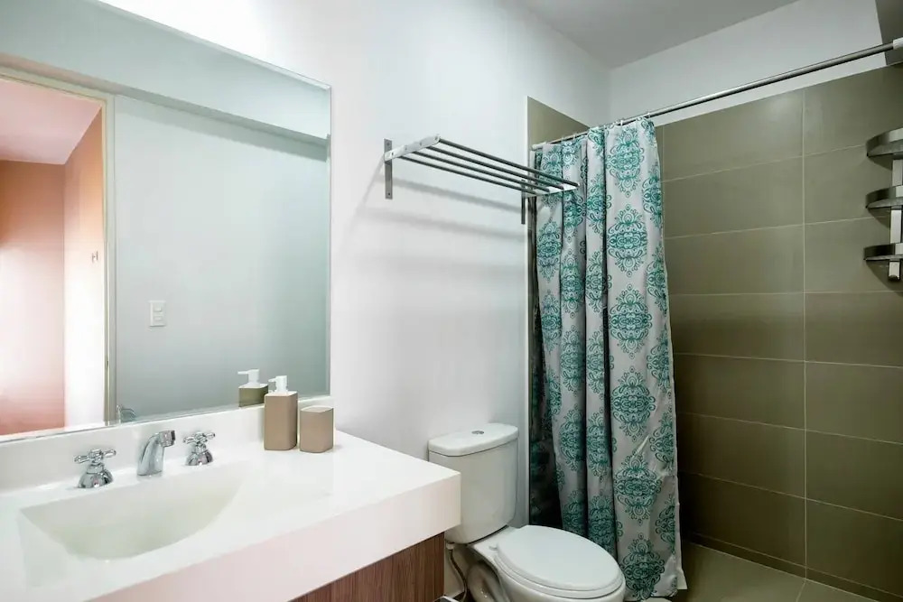 Ur Place Rentals - Modern 3bdrm, Swimming Pool And Gym
