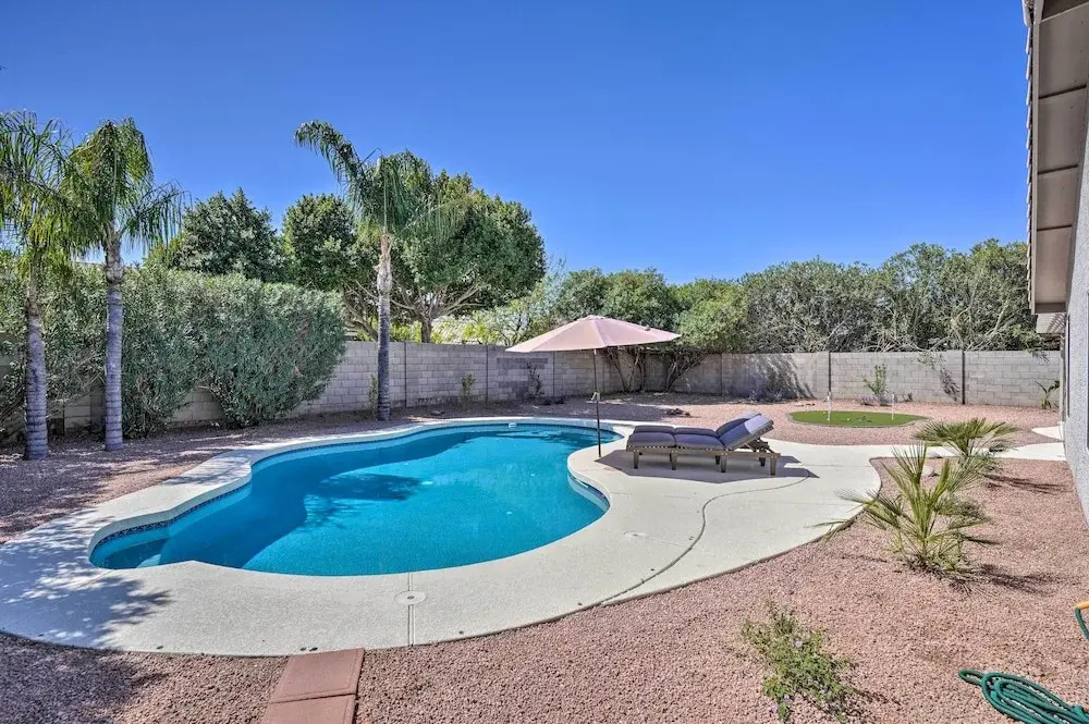 Pool, Putting Green & Furnished Patio: Phoenix Gem