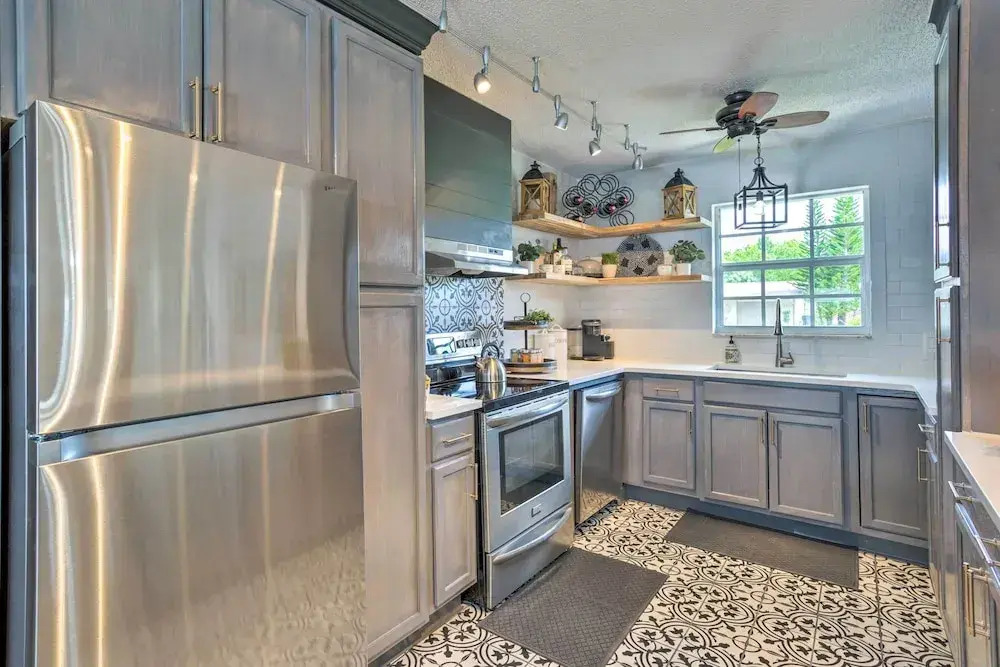 'tropical Landing' Stuart Home w/ Pool + Grill!