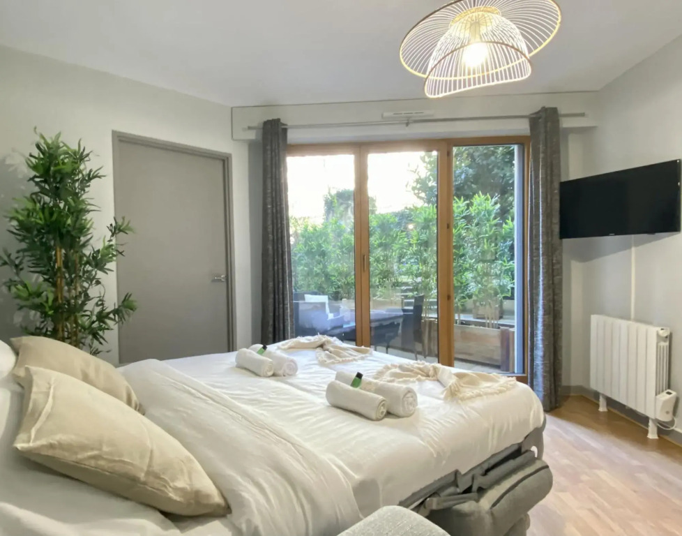 1607 - Wonderful apartment with terrace on garden
