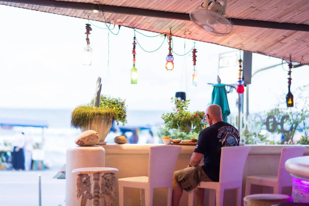 Barefoot Hotel Kalim Beach Front