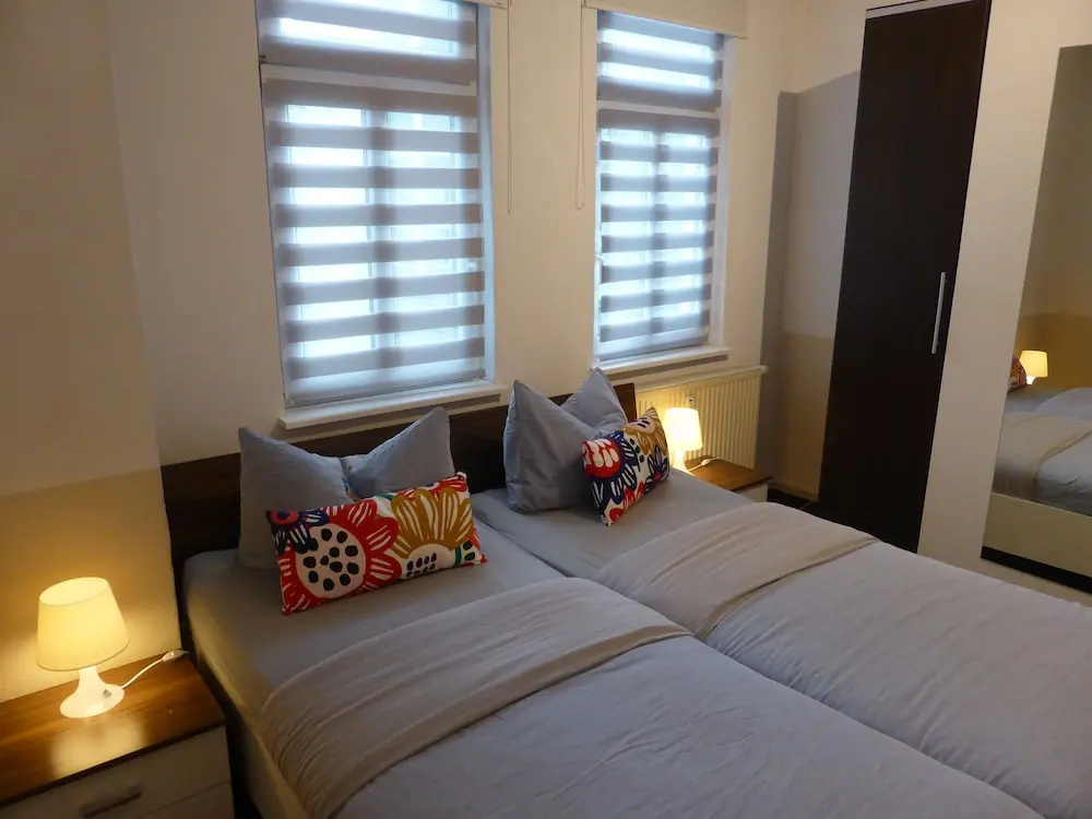 Ferienwohnung Friedrich Schiller, 2 Schlafzimmer, Balkon,kostenloses WiFi, nähe Zentrum