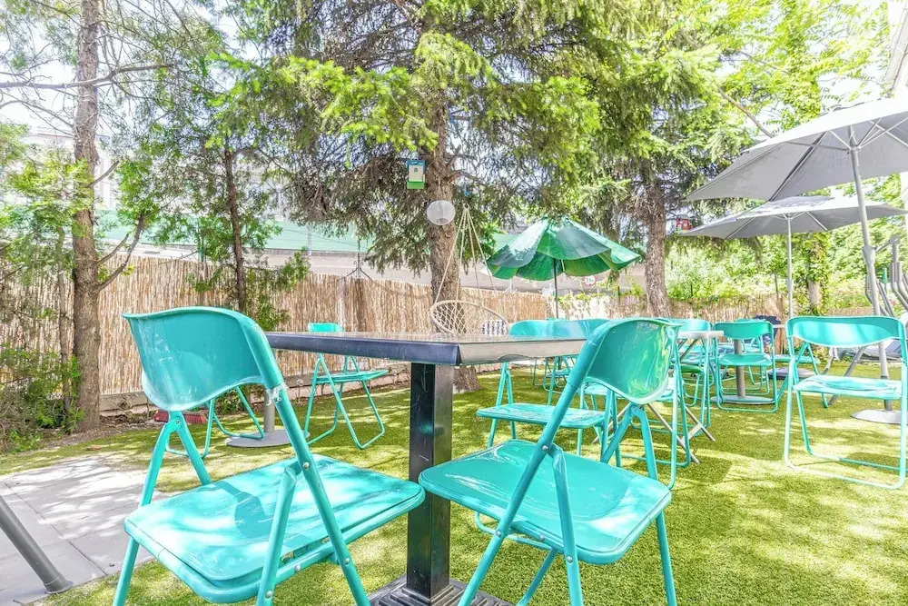 Stylish 2BR Apt Garden Modern Comforts