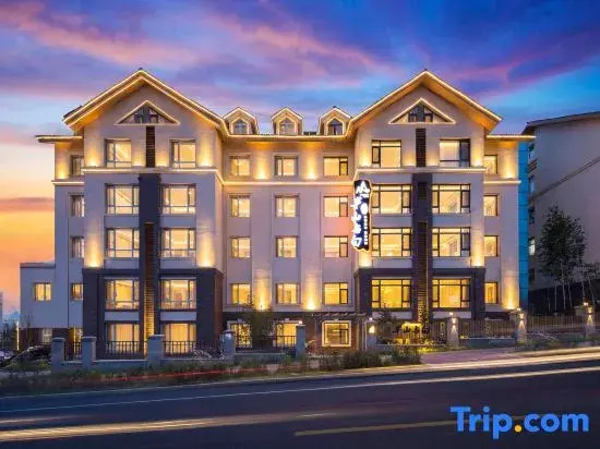 Mid Mountain and White Homestay (Bei Scenic Area Hub Store)