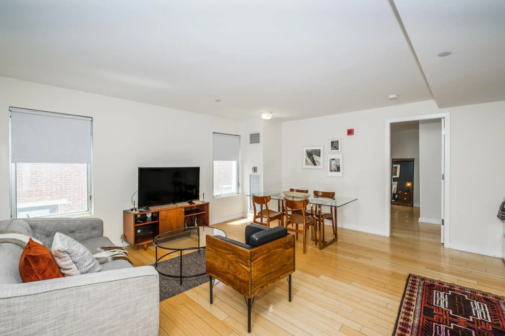 Modern 2BR + 100 Walkscore | Theatre District | Evonify