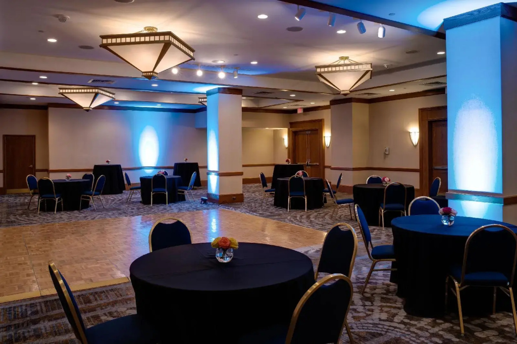 DoubleTree by Hilton Tulsa - Warren Place