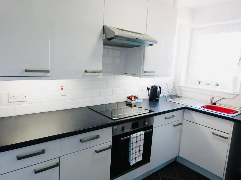 Beautiful 3 Bedroom Apt, mins from Glasgow Airport, M8 & SEC
