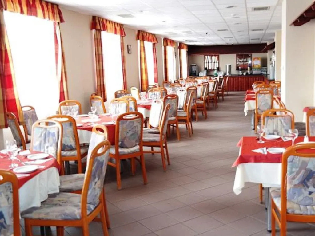 FREE PARKING, FREE BREAKFAST, only 15 minutes to City Center