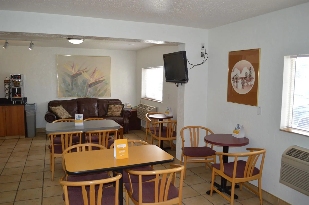 Econo Lodge & Suites Spokane