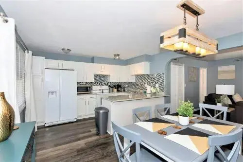 Light House Grand Suite (Luxury Bayfront House Sleeps 10, Private Cabanas, Fire Pits and 100` Pier)