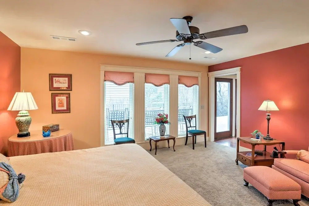 Beautiful Central Fayetteville Townhome w/ Views!