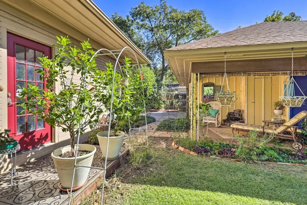 Walk to Midwestern State: Wichita Falls Cottage!