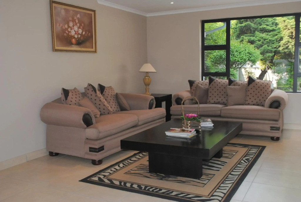 6 on Morris Guest Lodge
