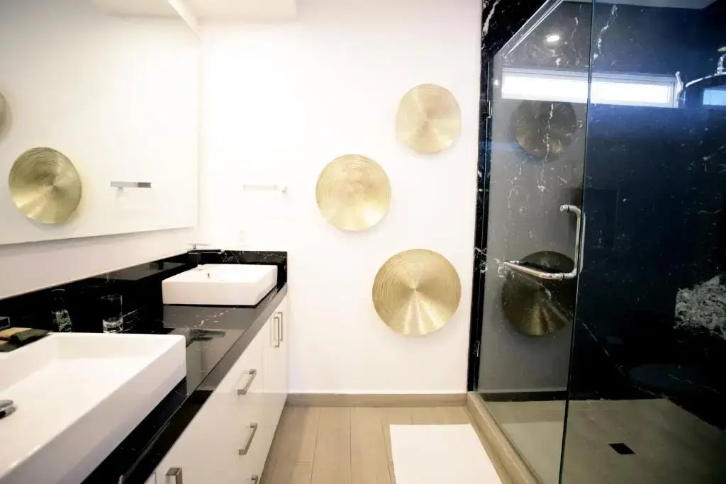 RealLuxe Stylish apartment with pool and gym