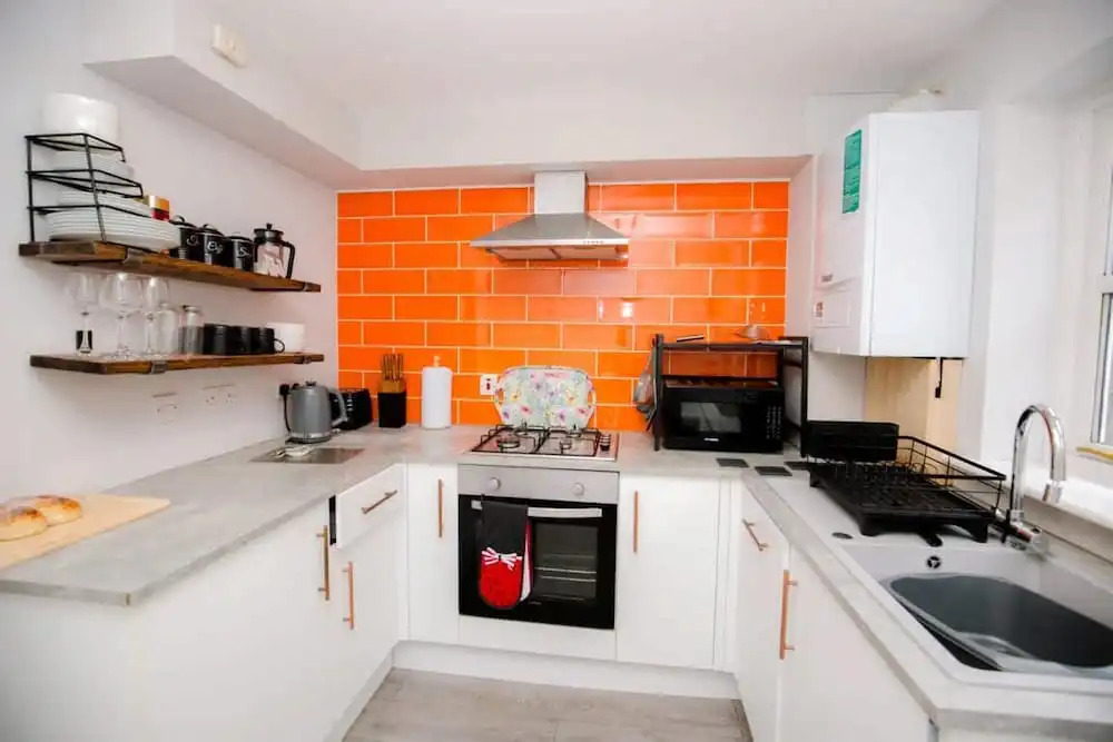 House Sleeps 4 With Parking and Garden