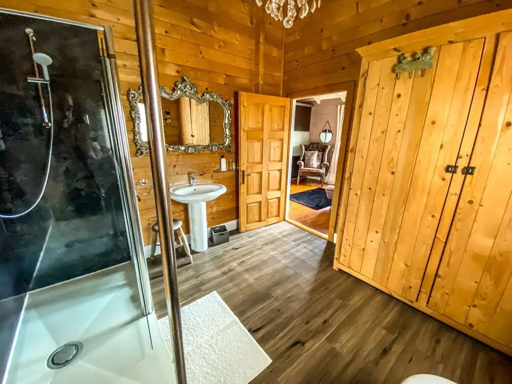 Sleeps6- Hot Tub- Pet Friendly- Log Burner