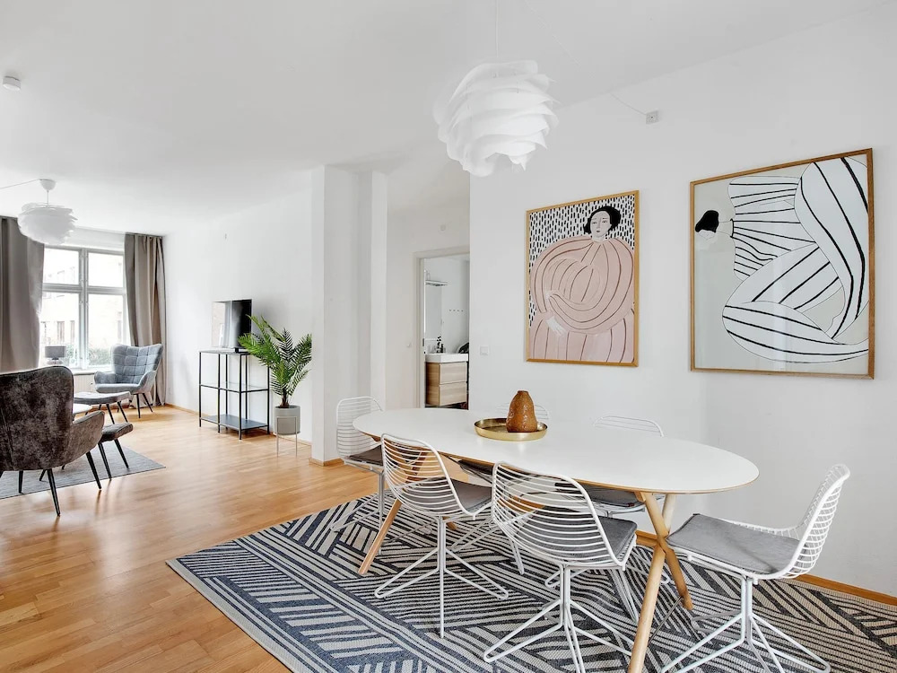 Constantin - Chic 2-bdr Apt With Balcony