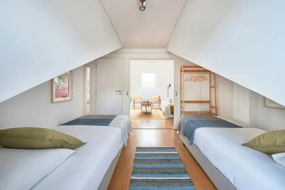 Bright Apt W Balcony, Ac, Parking, By Timecooler