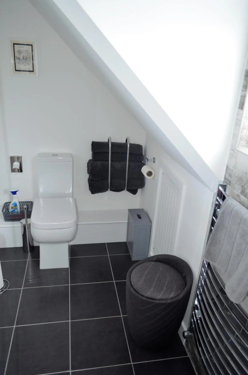 THE HIDEAWAY - LUXURY SELF CATERING COASTAL APARTMENT WITH PRIVATE ENTRANCE - JUST A FEW MINUTES WALK TO THE BEACH with FREE PRIVATE OFF ROAD PARKING