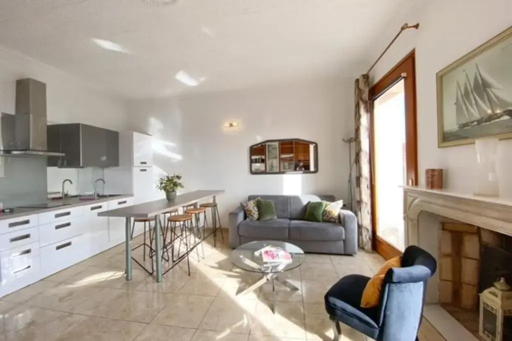Quai St Pierre 2 bedrooms apt with sea view