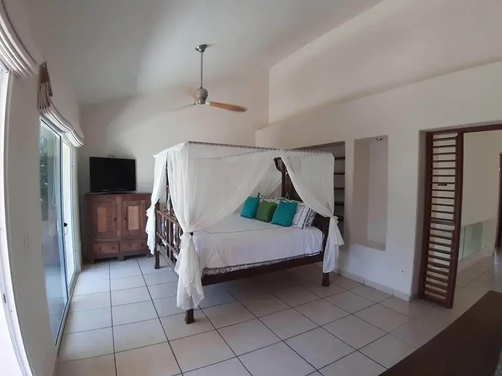 New Listing Close To Beach Sunny Spacious Villa