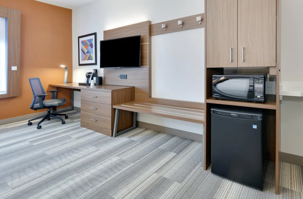Holiday Inn Express & Suites Mitchell by IHG