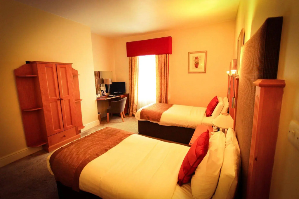 Queens Court Hotel
