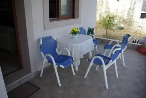 Manos House