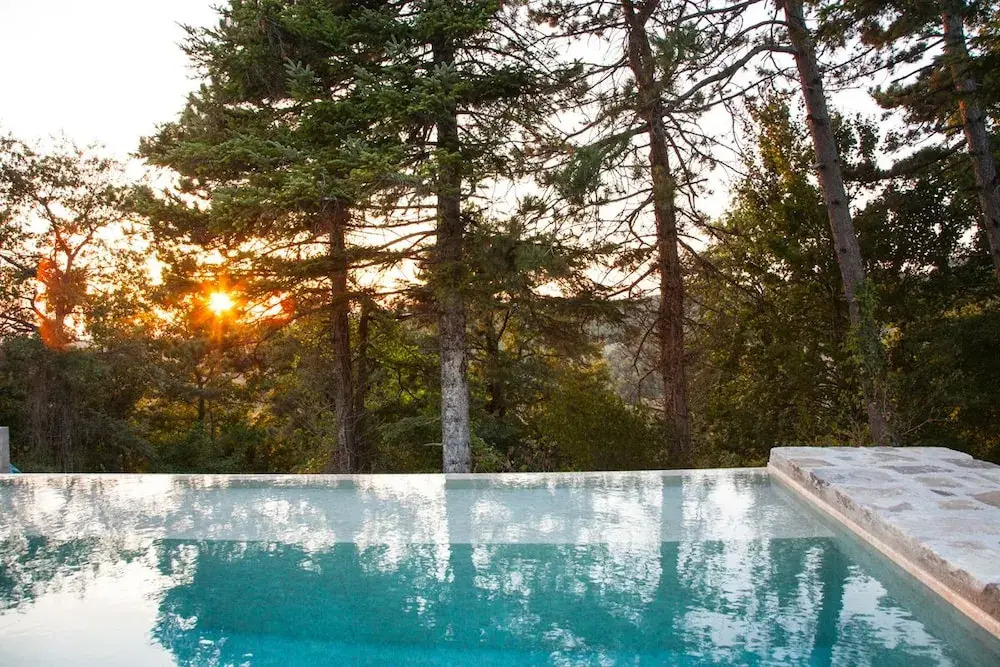 Casale Belvedere con piscina nel bosco
