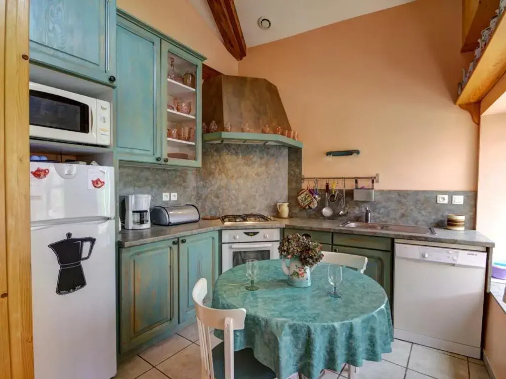 Gîte Bellevue à Marols pour 6 personnes avec charmante cour fermée - FR-1-496-2