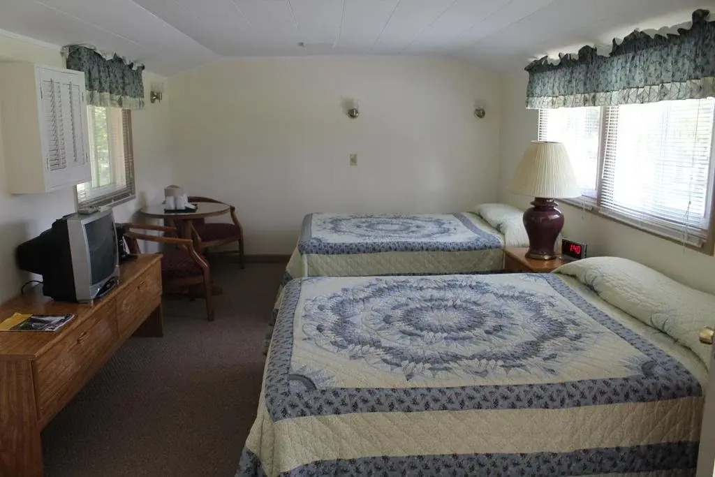 Twin Lakes Lodge