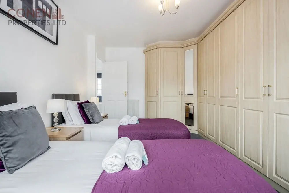 Impeccable 4-bed Apartment in Hornchurch