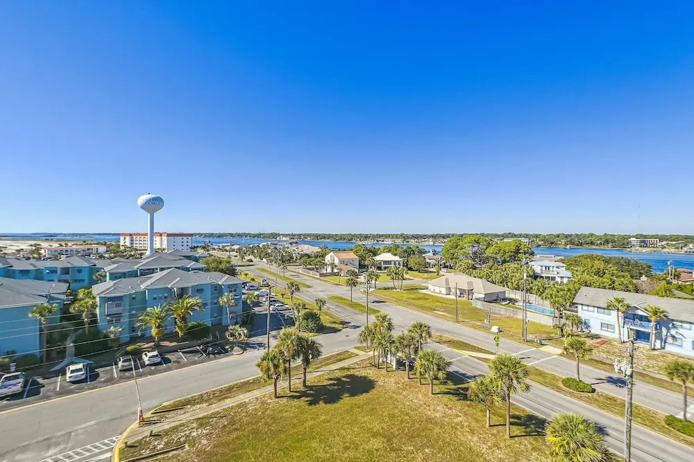 Seacrest 715A is an efficiency on the Gulf side of Okaloosa Island by RedAwning