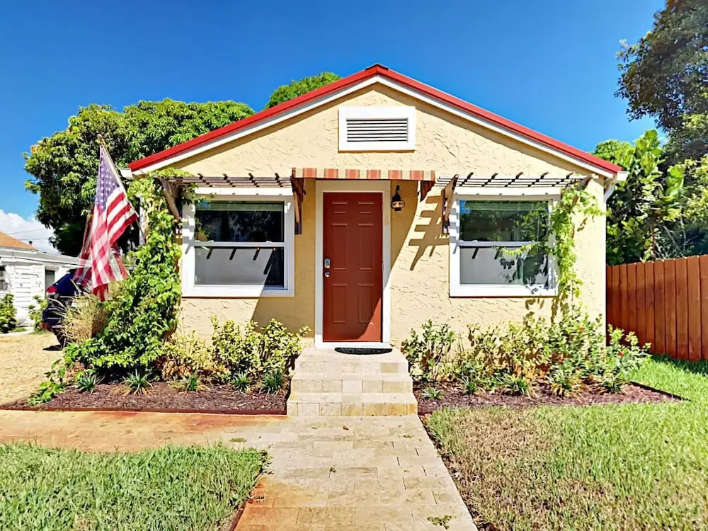 305 SE 12th Home 2 Bedrooms 1 Bathroom Home