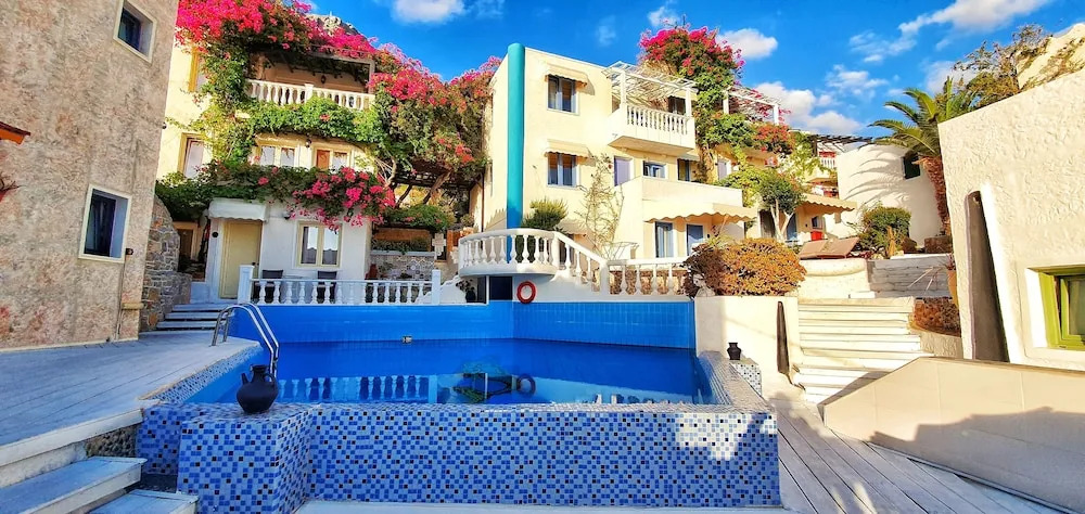 One Private Studio with stunning full sea view, shared pool and Ac
