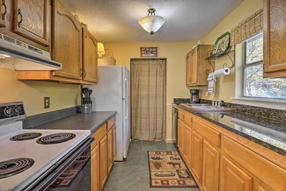 Creekside Retreat w/ Deck, 18 Miles to Wolf Ridge