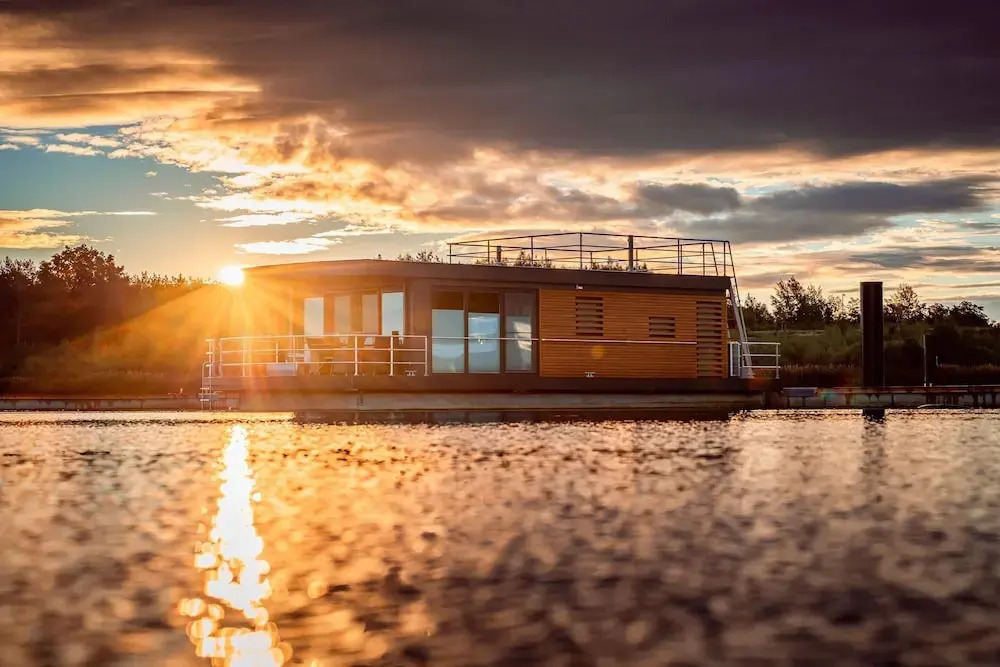 Hausboot am See