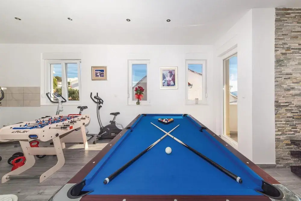 Awesome Home in Mavarstica with WiFi, 7 Bedrooms, Hot Tub