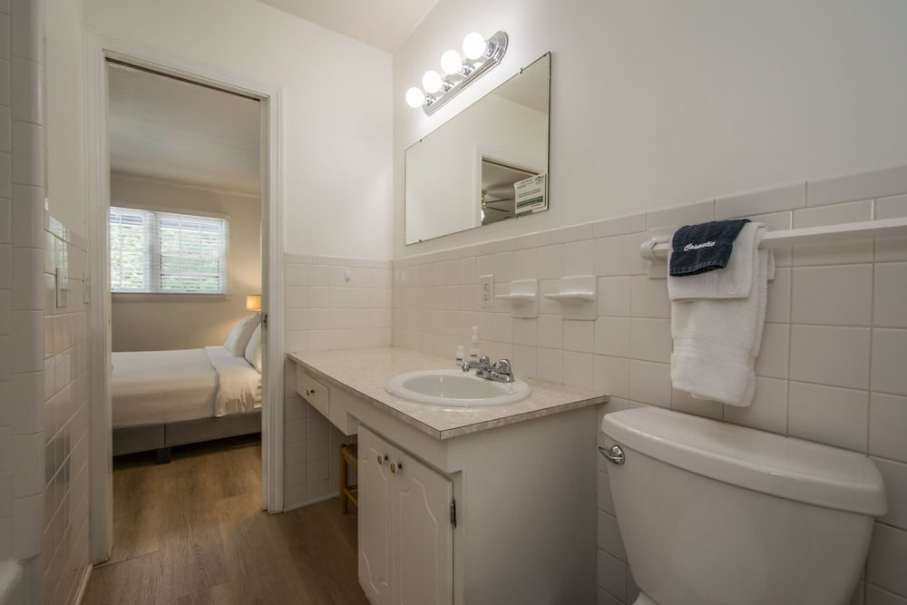 Lakeview 1BR Condo w Deck Walk to Village