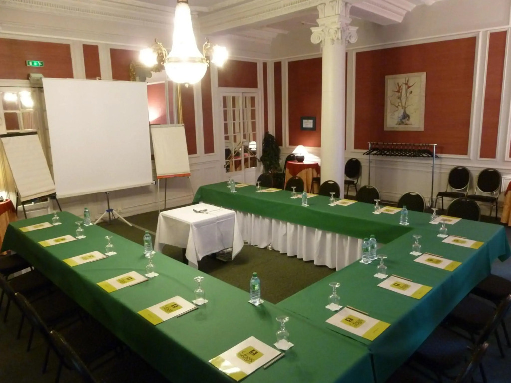 Midland Hôtel - Restaurant Le Derbys