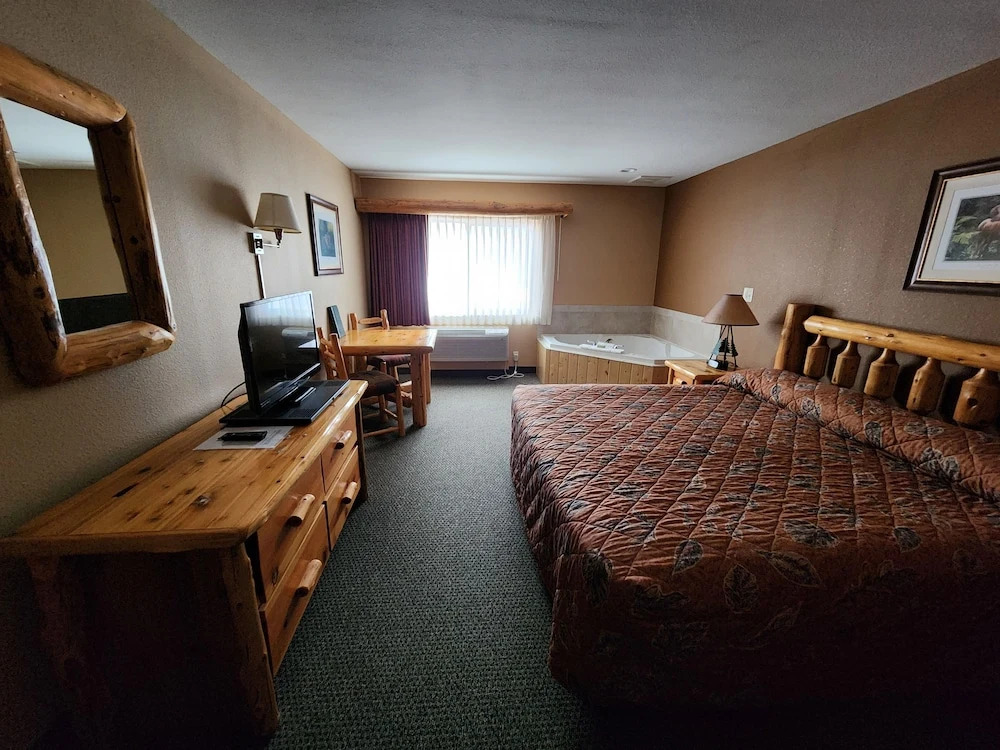 Pine Peaks Lodge & Suites