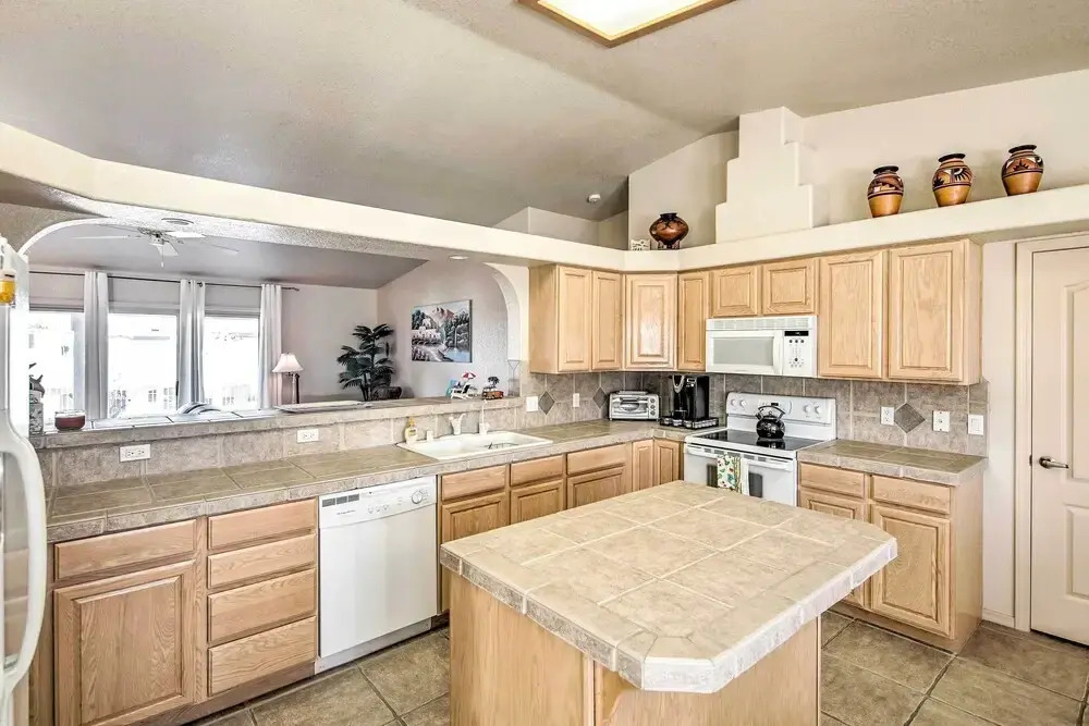 Cozy Lake Havasu House w/ Views - 1 Mi to Water!