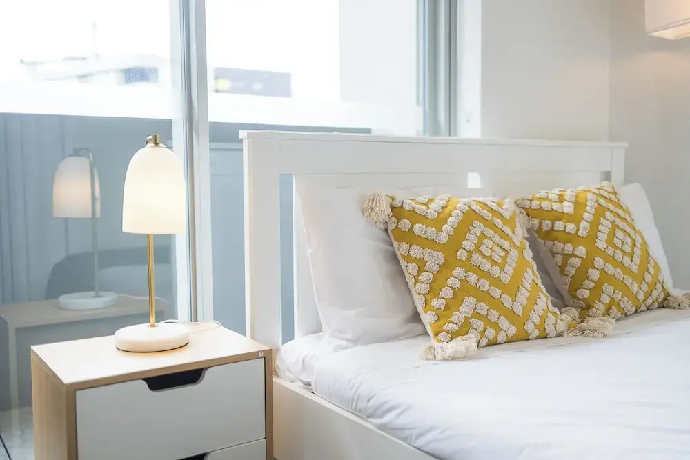 Kozyguru | Mascot | 2 Bed Apt + Free Parking