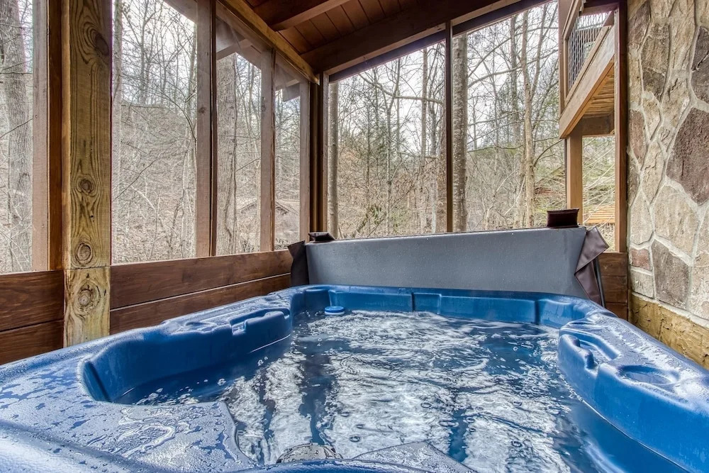 ER45 - Tin Pan Alley - Great location, Just across from swimming pool! cabin