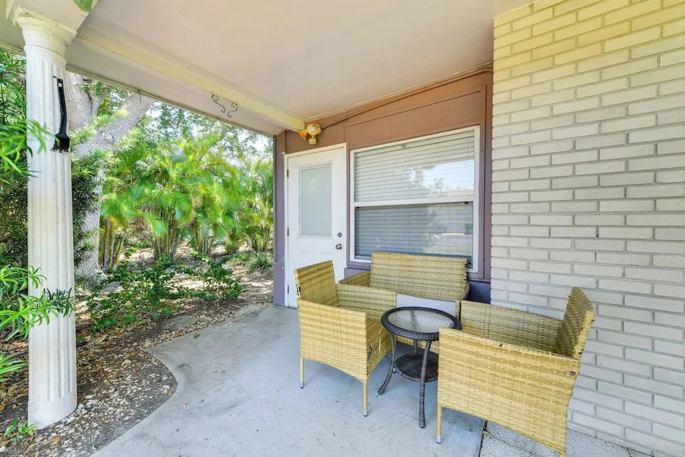 5 Mi to Venice Beach! Remote-work-ready Retreat