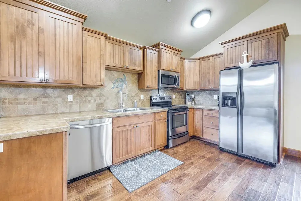 Walk to Lincoln City Beach: Townhome w/ Balconies!