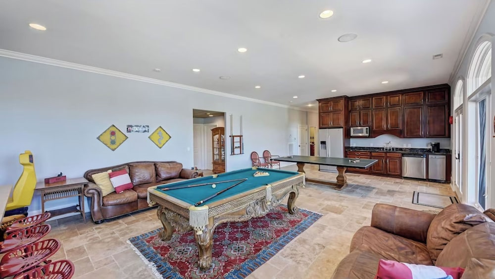 Flip Flop Therapy by Avantstay Lakefront Home w/ Game Room & Dock Access