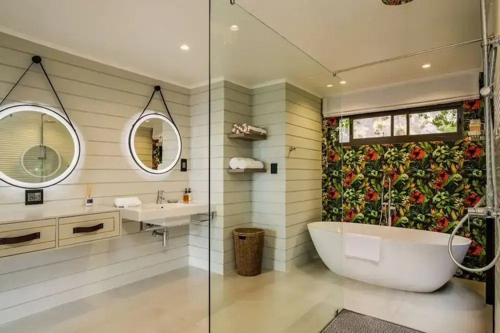Spacious Apartment With Pool in Camps Bay