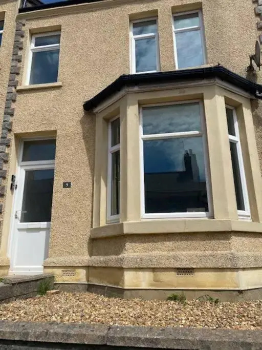 Stunning 3 Bed Holiday Home in Barry by Propertri